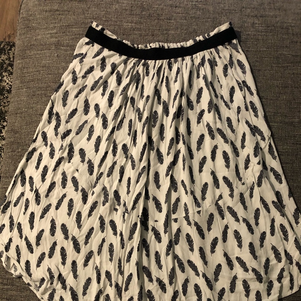 Mid length skirt - feather design